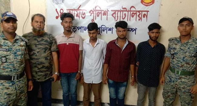 রোহিঙ্গা ক্যাম্পে ছিনতাই করতে গিয়ে পুলিশসহ আটক ৪
