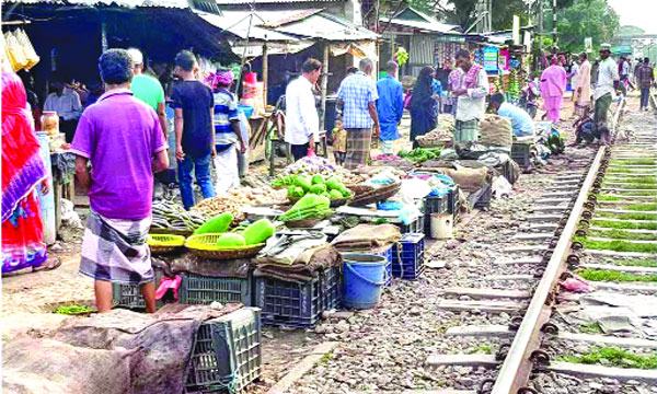 শায়েস্তাগঞ্জে রেললাইনের পাশে ঝুঁকিপূর্ণ বাজার