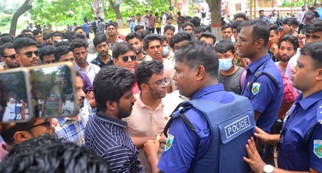 বগুড়া আজিজুল হক কলেজ ছাত্রলীগের ২ গ্রুপের অস্ত্র মহড়া