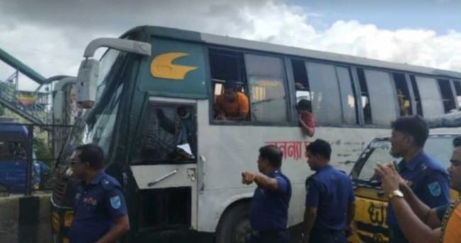 ঢাকা-চট্টগ্রাম মহাসড়কে বাসে পুলিশের তল্লাশি