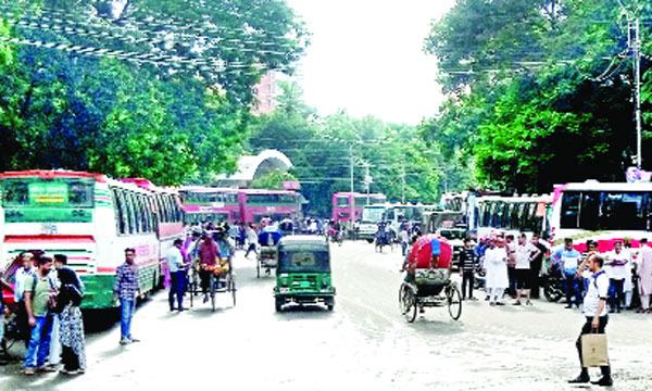বাসস্ট্যান্ডে রূপ নেয় ঢাবি