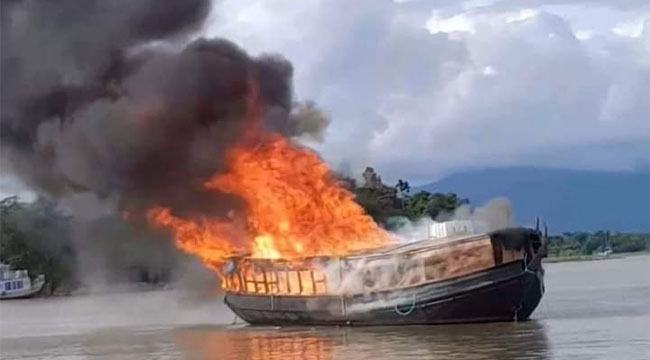 সুরমা নদীর পাড়ে নোঙ্গর করা হাউস বোটে আগুন