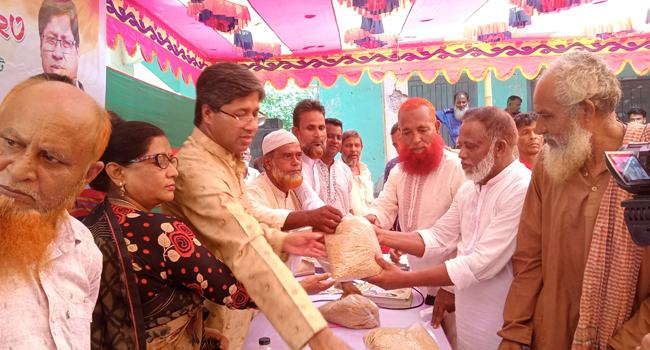 রায়গঞ্জে কৃষকদের মাঝে বিনামূল্যে ধানবীজ বিতরণ