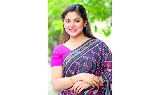 সমানতালে ঊর্মিলা শ্রাবন্তী কর