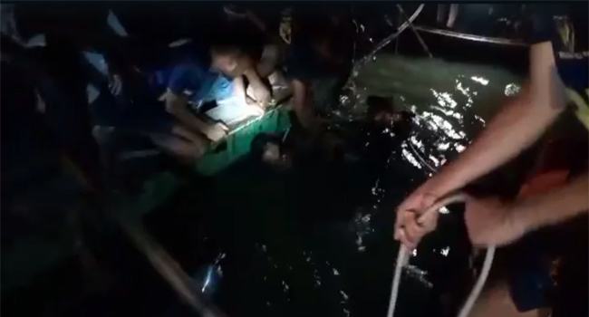 বুড়িগঙ্গায় ডুবে যাওয়া ওয়াটারবাস উদ্ধার