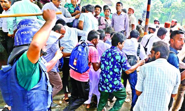 আন্দোলনে অনড় শিক্ষকরা