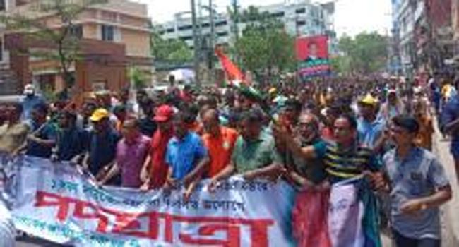 বগুড়ায় বিএনপির সাথে সংঘর্ষ : পুলিশের টিয়ার শেলে অর্ধশতাধিক ছাত্রী অসুস্থ