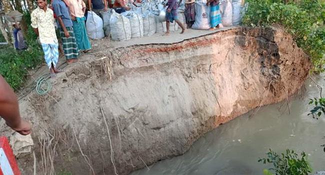 জামালপুরে বন্যার তোড়ে ধসে গেছে সড়ক