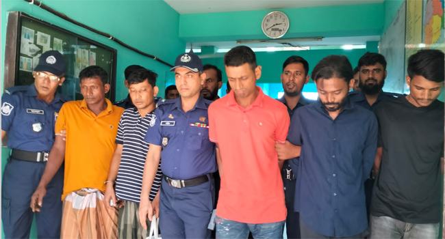 নোয়াখালীতে অস্ত্রসহ ৫ ডাকাত গ্রেফতার