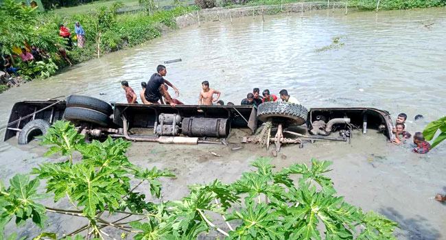 ঝালকাঠিতে বাস উল্টে পুকুরে, নিহত বেড়ে ১৭