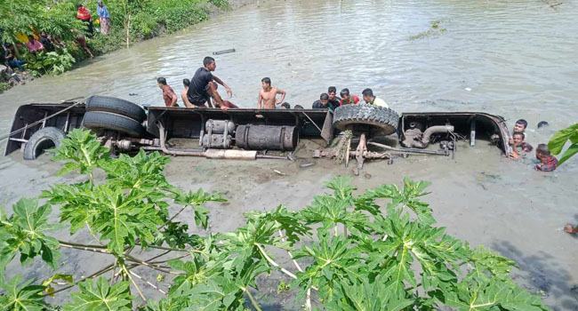 ঝালকাঠিতে বাস উল্টে পুকুরে : বাড়ি ফিরেছেন আহত ৩৩ জন
