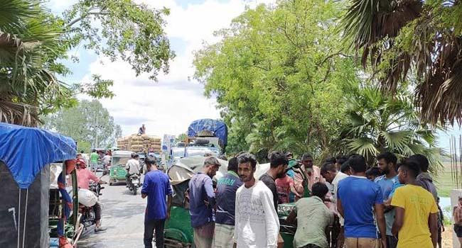 রাণীনগরে মোটরসাইকেল-সিএনজি সংঘর্ষে শিশু নিহত