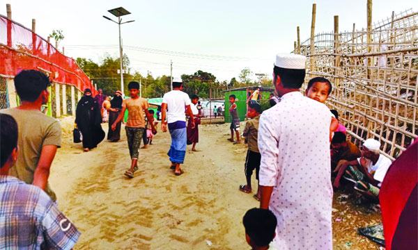 খাদ্য বরাদ্দ কমায় কাজের সন্ধানে বেরুচ্ছে রোহিঙ্গারা