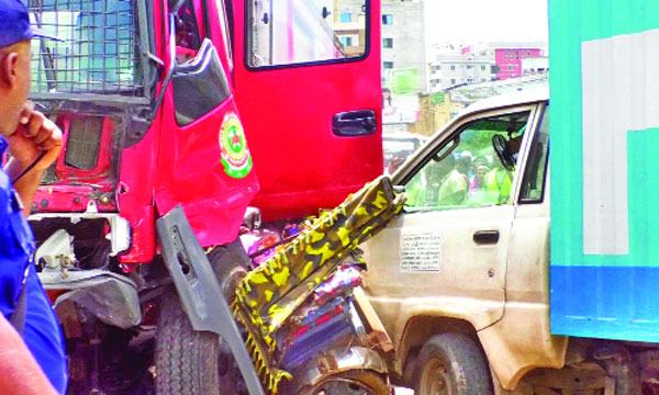হঠাৎ অসুস্থ ফায়ার সার্ভিসের গাড়িচালক, ৫ গাড়িতে ধাক্কা