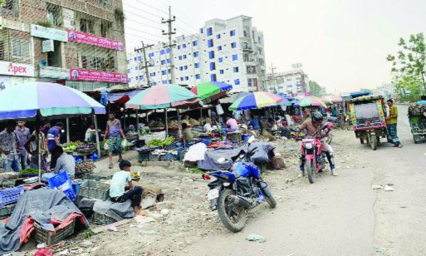 ভালুকায় মহাসড়ক দখল করে বাজার দুর্ভোগে পথচারী ও যানবাহন