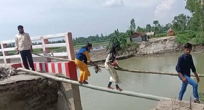 ধসে পড়েছে সড়ক, বাঁশের সাঁকো বানিয়ে চলছে পারাপার