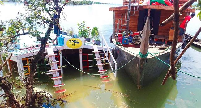টাংগুয়ার হাওরে পর্যটকবাহী ২ হাউজবোটে সংঘর্ষ, বেঁচে গেল ২০ পর্যটক