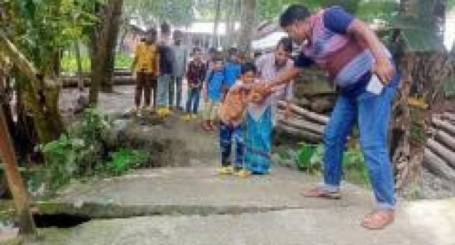 জীবনের ঝুঁকি নিয়ে ব্রিজ পার হতে হয়, পুনঃনির্মাণের দাবি শিক্ষার্থীদের