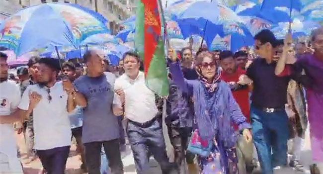 বিএনপির মহাসমাবেশ বাবুর স্ত্রীর ব্যাতিক্রমধর্মী শোডাউন