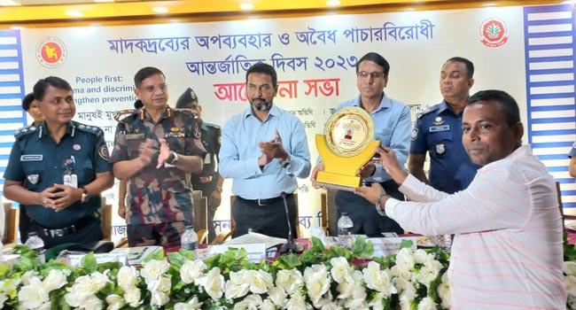 মাদকদ্রব্য নিয়ন্ত্রণে সম্মাননা পেলেন সোনাগাজীর বাদল