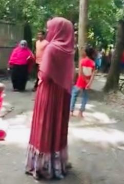 নোয়াখালীতে বিয়ের দাবিতে প্রেমিকের বাড়িতে কিশোরীর অনশন