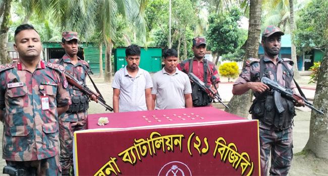বেনাপোল সীমান্তে ১ কোটি ৮০ লাখ টাকা মূল্যের স্বর্ণের বারসহ দুই পাচারকারী আটক