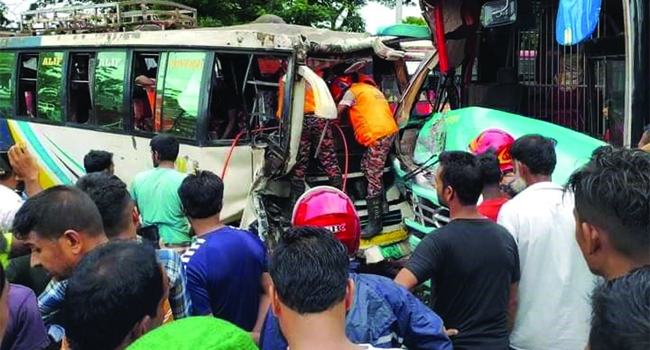 পটিয়ায় ২ বাসের মুখোমুখি সংঘর্ষ, চালকসহ আহত ২২