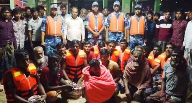 সাগরের ডুবোচরে আটকে যাওয়া ট্রলারের ১৭ জেলে উদ্ধার