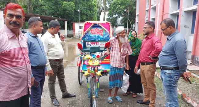 পুলিশ পরিদর্শকের উদ্যোগে ইঞ্জিনচালিত রিকশা পেলেন বৃদ্ধ
