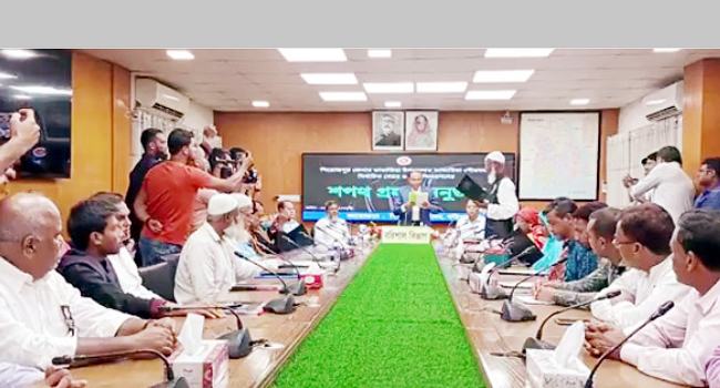 ভাণ্ডারিয়া পৌরসভার নবনির্বাচিত মেয়র ও কাউন্সিলরদের শপথ গ্রহণ