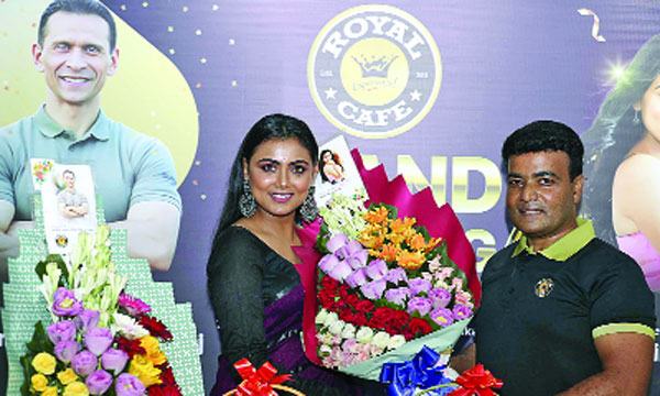 ‘রয়েল ক্যাফে’র অতিথি ইধিকা