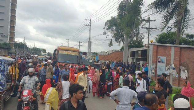 গাজীপুরে পোশাকশ্রমিকদের বিক্ষোভ ও সড়ক অবরোধ