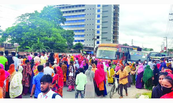 গাজীপুরে পোশাক শ্রমিকদের সড়ক অবরোধ, কারখানা বন্ধ