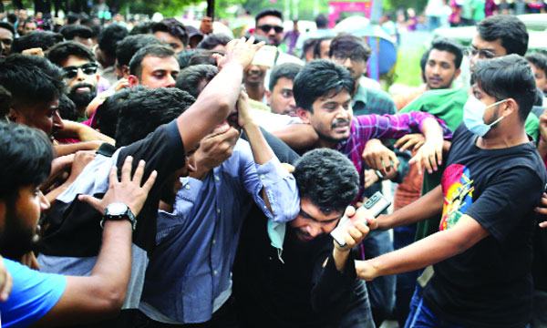 ঢাবিতে নুরের ওপর ছাত্রলীগের হামলা