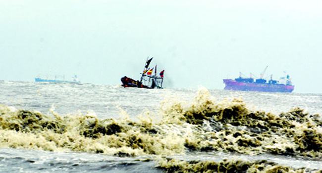 সাগর উত্তাল, জোয়ারে ভেসে গেছে ৫০০ একর চিংড়ি ঘের