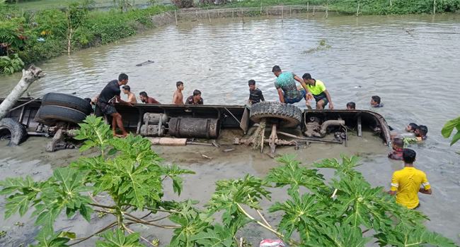 ঝালকাঠিতে বাস উল্টে পুকুরে : দুর্ঘটনার ৩ কারণ শনাক্ত