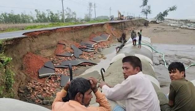 কক্সবাজার-টেকনাফ মেরিন ড্রাইভ সড়কে ভাঙ্গন, যোগাযোগ বিচ্ছিন্ন হওয়ার আশঙ্কা