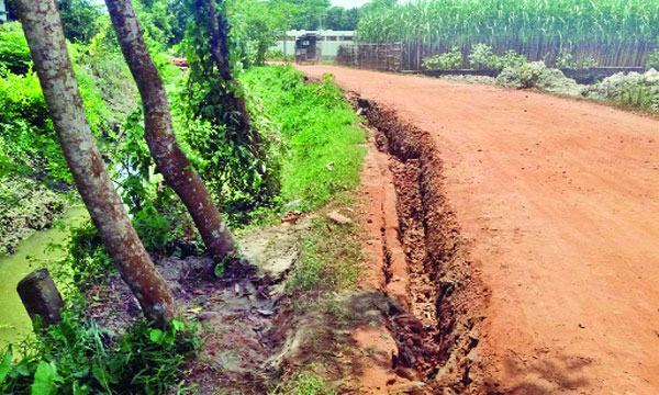 মিরসরাইয়ে অপরিকল্পিত খাল খননে ভেঙে পড়ছে সড়ক