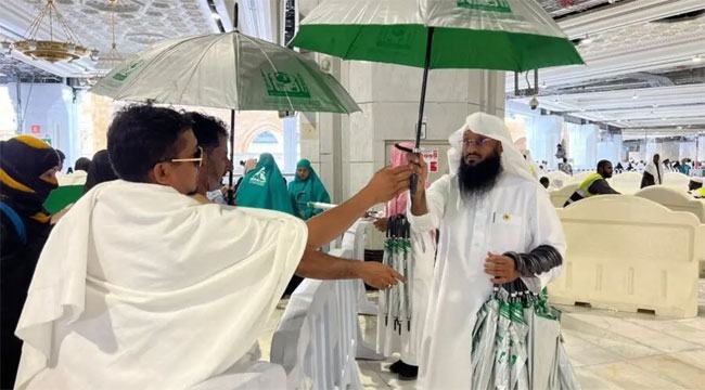 কাবা প্রাঙ্গনে মুসল্লিদের মাঝে ১০ হাজার ছাতা বিতরণ
