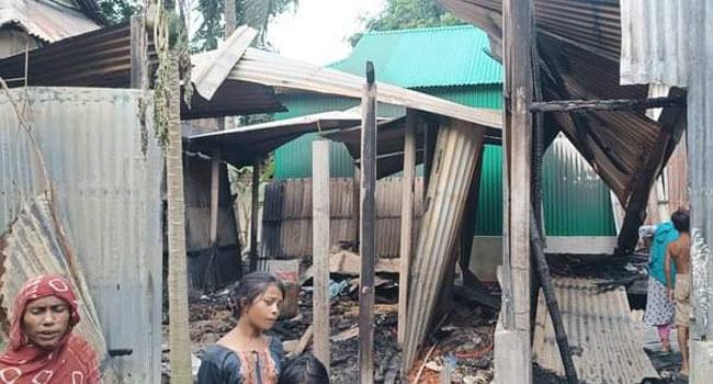 কটিয়াদীতে আগুনে পুড়ে ৪ ঘর ভষ্মীভূত
