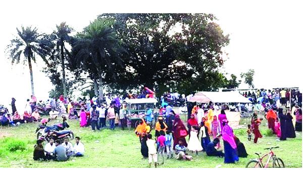 চাটমোহরে ডাকাতের ভিটায় বিনোদন পিপাসুদের ভিড়