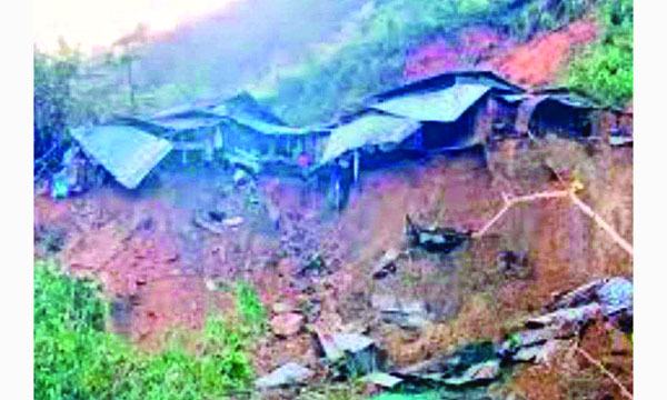 কাপ্তাইয়ে পাহাড় ধসে ও গাছ পড়ে ৩টি বাড়ি বিধ্বস্ত