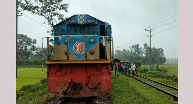 বাজিতপুরে বগি লাইনচ্যুত, ট্রেন চলাচল বন্ধ