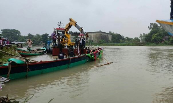পদ্মায় ট্রলারডুবি : এখনো নিখোঁজ ৩, হত্যা মামলা