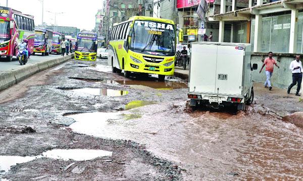রাজধানীর সড়কে খানাখন্দ