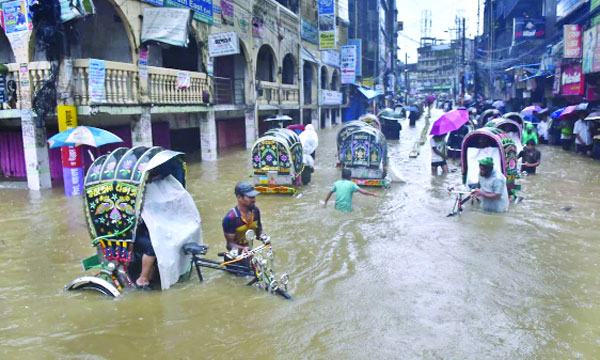 চট্টগ্রামে পানিবন্দী মানুষের দুর্ভোগ