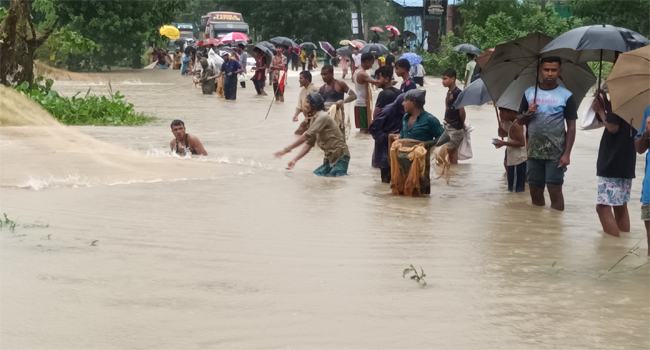 চট্টগ্রাম-কক্সবাজার মহাসড়কে ঝুঁকি নিয়ে চলছে যানবাহন