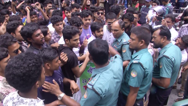 রংপুরে এইচএসসি পরীক্ষার্থীদের বিক্ষোভে পুলিশের বাধা