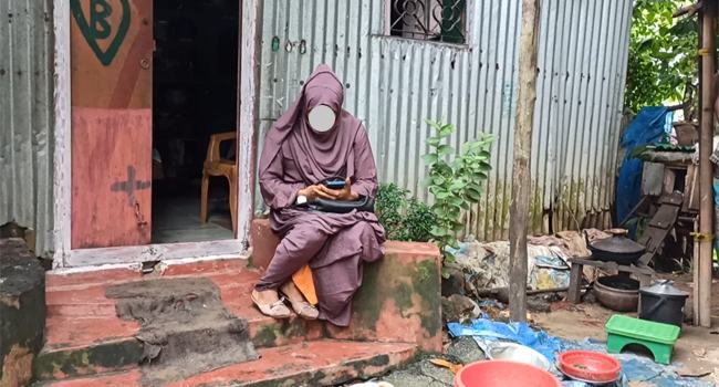 বিয়ের দাবিতে প্রেমিকের বাড়িতে প্রেমিকার অবস্থান