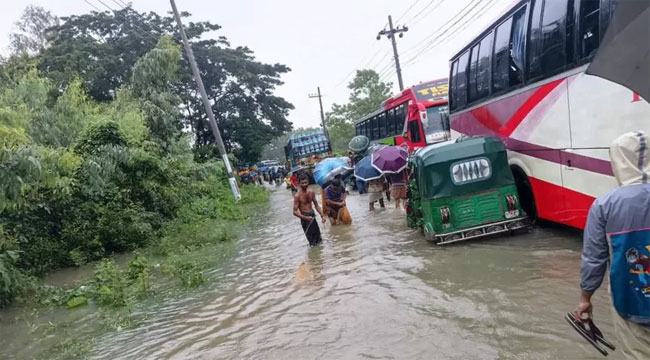 চট্টগ্রাম ও বান্দরবানে লাখো মানুষ পানিবন্দী, কয়েকজনের মৃত্যু